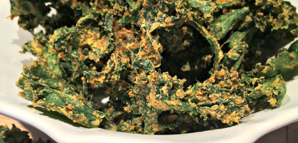 Raw pizza kale chips