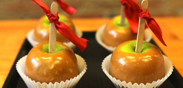 Raw salted caramel apples you can make in 10 minutes (without the pot of boiling sugar or huge mess!)