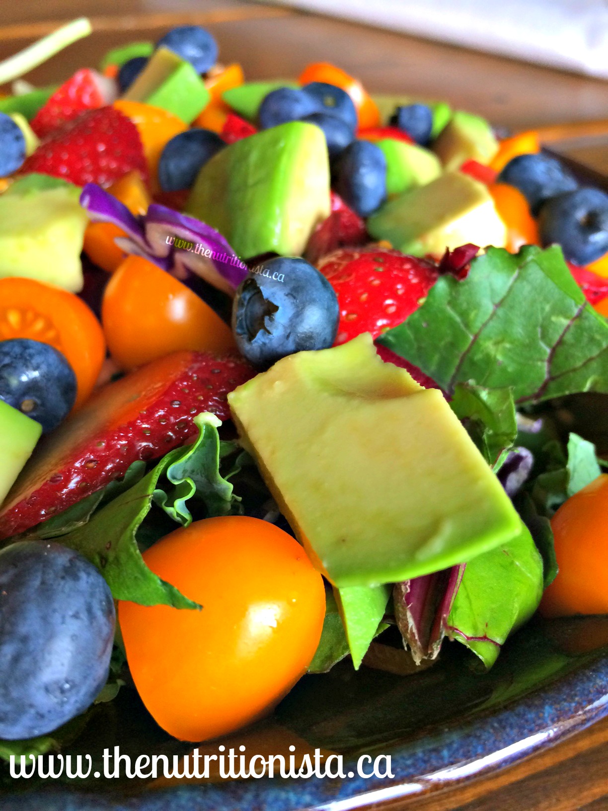 The most delicious superfood detox salad with strawberry vinaigrette. Amazing! Via @bcnutritionista