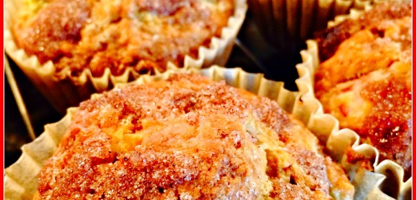 The perfect GF rhubarb crumble muffins. These are so good! Via @bcnutritionista